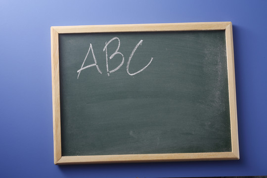 黑板上用粉笔印的ABC