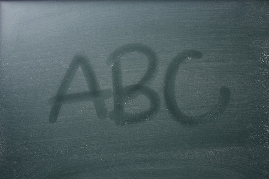 黑板上用粉笔印的ABC