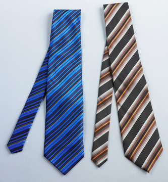 两条领结蓝色和棕色