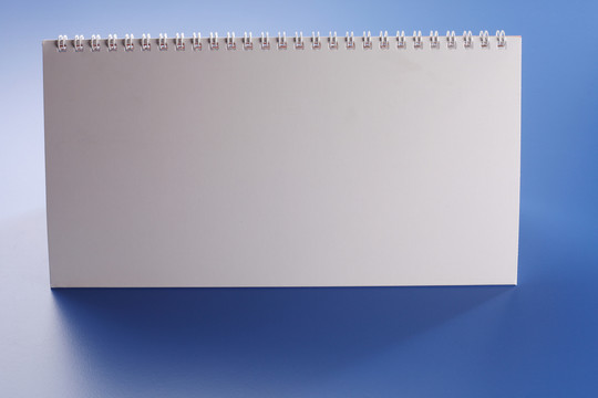 蓝色背景上的空白桌面日历