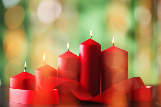 圣诞蜡烛和红丝带