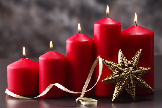 圣诞装饰品、丝带和蜡烛