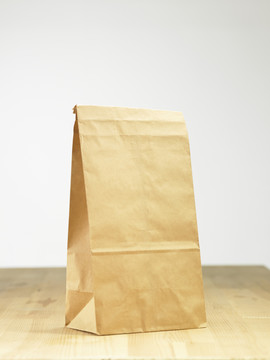 折叠的纸袋放在桌子上