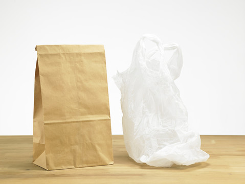 纸袋和塑料袋并排