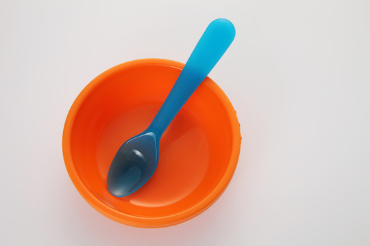 塑料碗和蓝勺顶视图