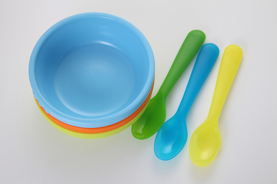 一堆五颜六色的碗和勺子