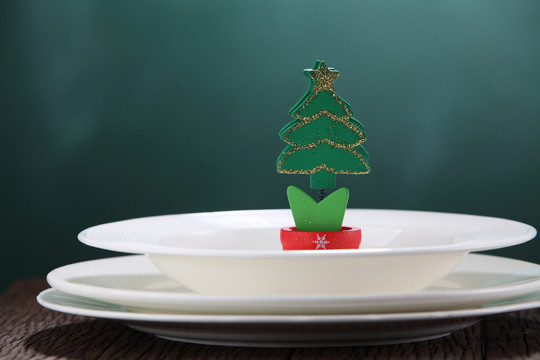 餐具上的手工圣诞树