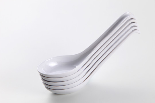 白色背景上的白色空陶瓷汤匙