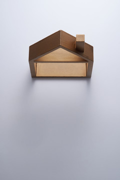 白色背景木质模型房屋顶视图
