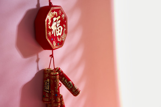 红色背景的中国新年鞭炮（文中翻译的汉字是指好运、财富、金钱的流动）