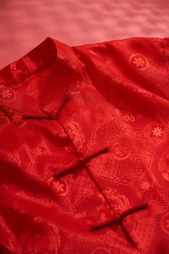 红色背景男性旗袍的特写纹理