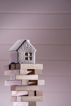 木块与木块游戏模型屋。房地产市场的投资风险与不确定性。