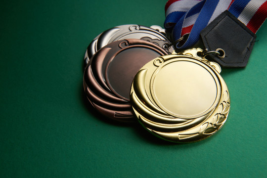 金、银、铜带奖章。在比赛中获得第一，第二和第三名。给冠军的奖品。绿色背景