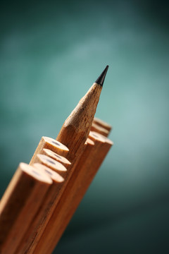 一个削成一排的铅笔，铅笔头，