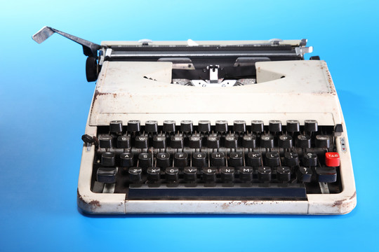 蓝色背景的老式打字机