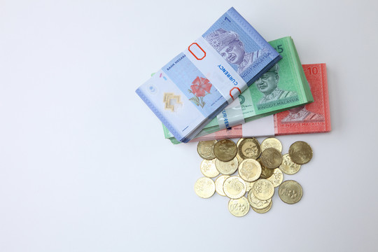 白色背景的马来西亚货币和硬币