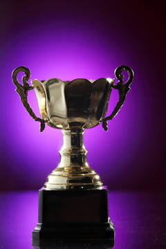 紫色背景上的金色奖杯