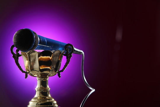 金色奖杯和紫色背景话筒