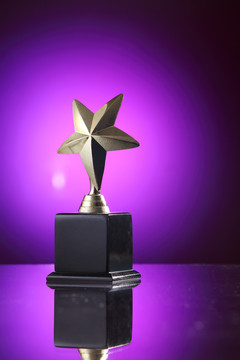 紫色背景上的明星奖杯
