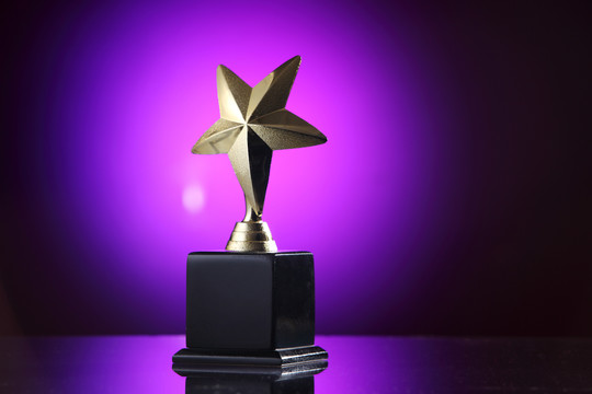 紫色背景上的明星奖杯