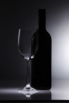 黑色背景的酒杯和酒瓶