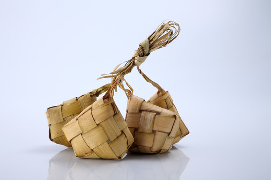 白色背景的饺子。Ketupat是一种天然米壳，由年轻的椰子叶制成，用于在穆巴拉克开斋节期间煮饭