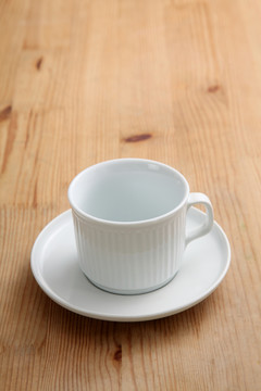 空咖啡杯或茶杯放在木桌上