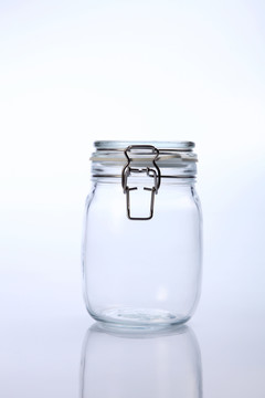 白色背景上的密封玻璃罐