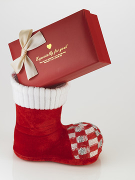 白色背景圣诞靴和礼品盒