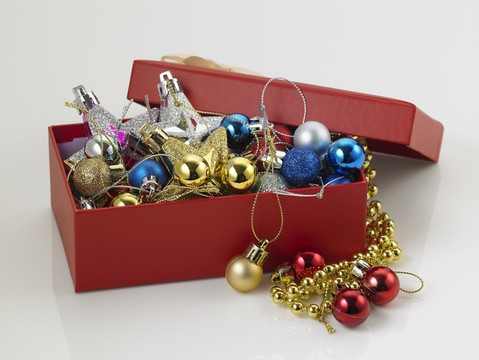 装满圣诞装饰品的礼品盒