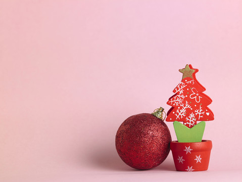 手工制作的圣诞树，粉色背景上有一个圣诞球
