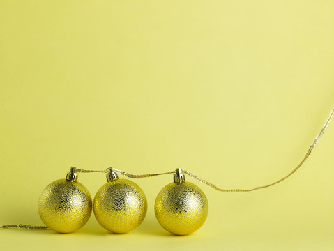 圣诞装饰品，黄色背景上的圣诞球
