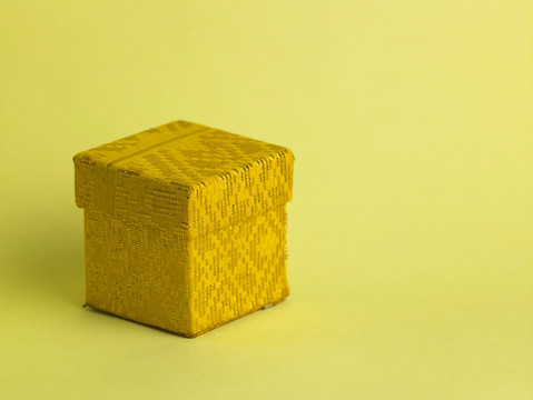 黄色背景上的封闭式黄色礼品盒