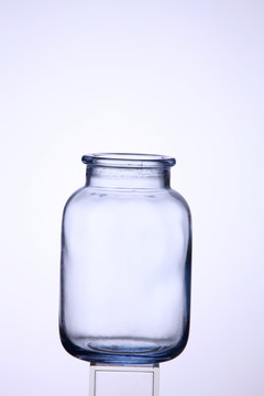 白色背景上隔离的空玻璃罐