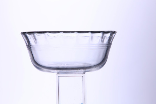 白色背景上的玻璃碗容器
