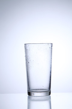 带水滴的空玻璃杯