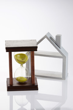 白色背景上的模型房和钟表玻璃