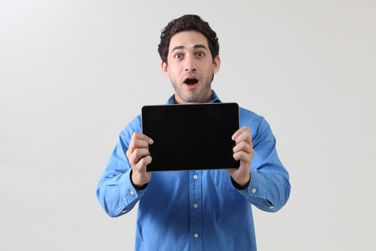 一个穿着蓝色衬衫拿着数字平板电脑的男人