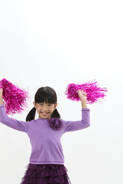 快乐的中国女孩抱着pom pom