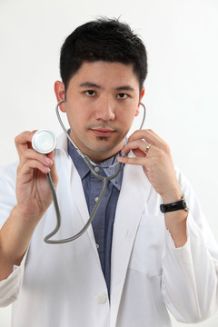 中国医生手持听诊器