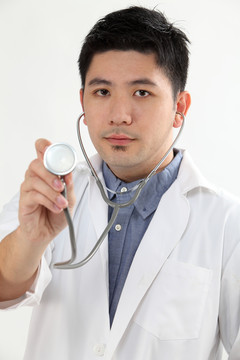 中国医生手持听诊器