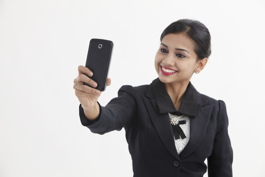 商务女性智能手机自画像正面图