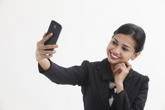 商务女性智能手机自画像正面图