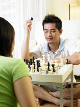 一对夫妇在家下棋