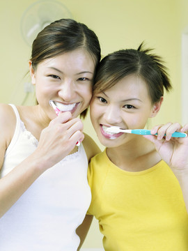 两位女士一起刷牙