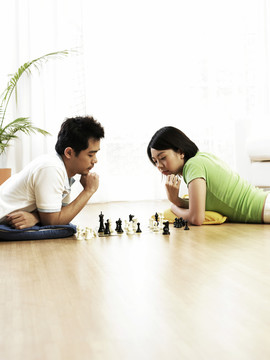 一对夫妇在地板上下棋