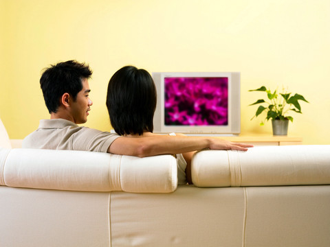 夫妻俩在客厅看电视