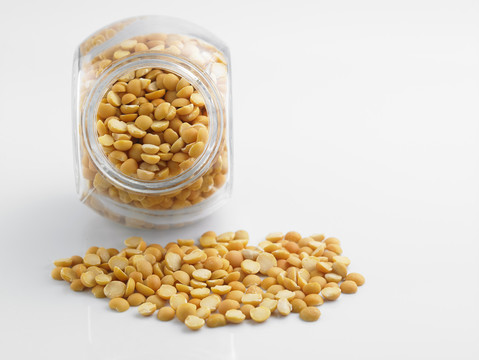 玻璃容器中的生印度扁豆