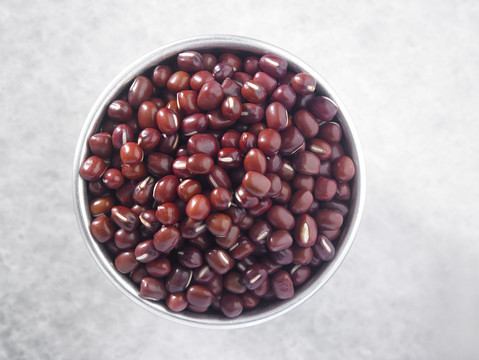 圆形容器中红豆的俯视图