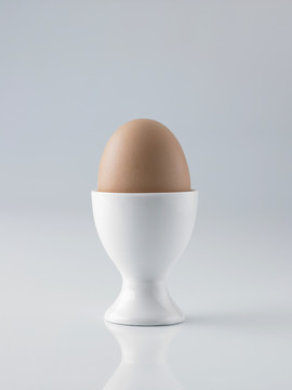 鸡蛋杯里的一个全煮白鸡蛋